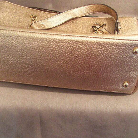 Original LUCA FERRI Jet Set Chain Top Zip Multifunction Tote, Color Pale Gold - Picture 6 of 7